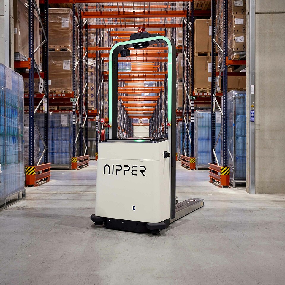 Nipper_Oss_into_2_S